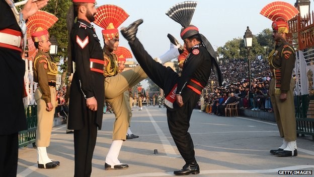 India and Pakistan hold Wagah border ritual despite attack - ảnh 1