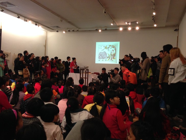 Program “Explore and create Tet paintings with children” - ảnh 5