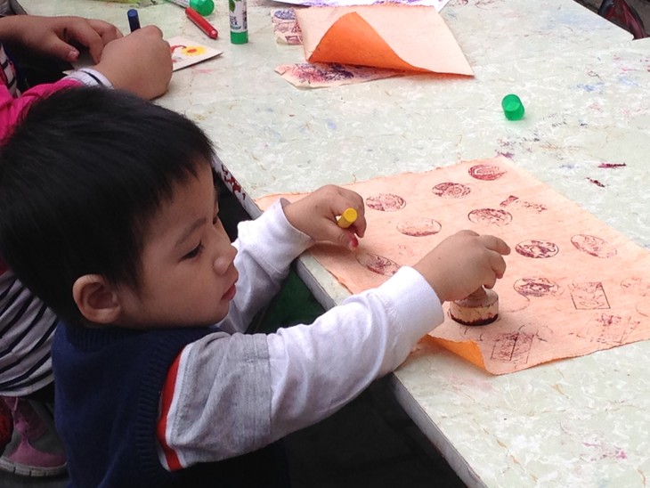 Program “Explore and create Tet paintings with children” - ảnh 6