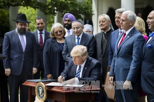 US President signs order aimed at upgrading government cyber defenses - ảnh 1