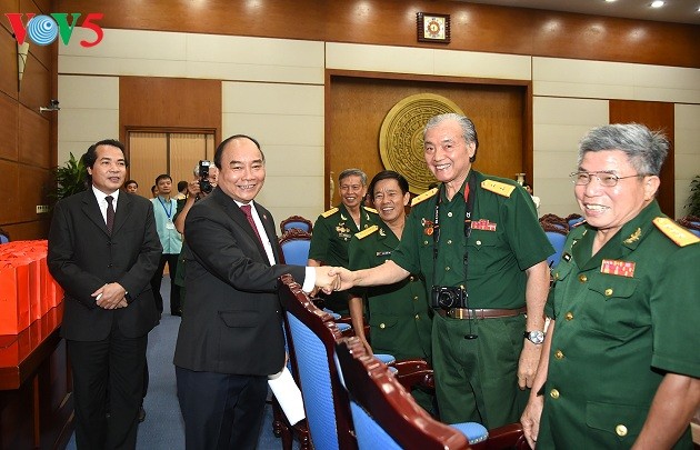 Prime Minister meets former Truong Son soldiers  - ảnh 1