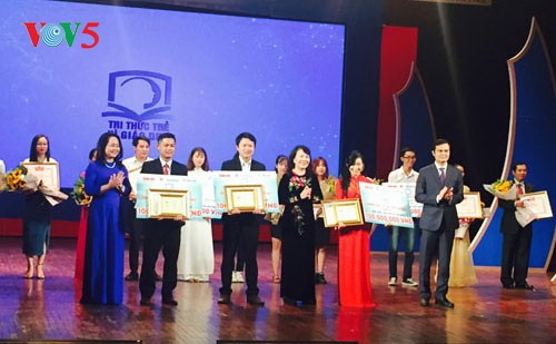 Education initiatives by young intellectuals honored  - ảnh 1