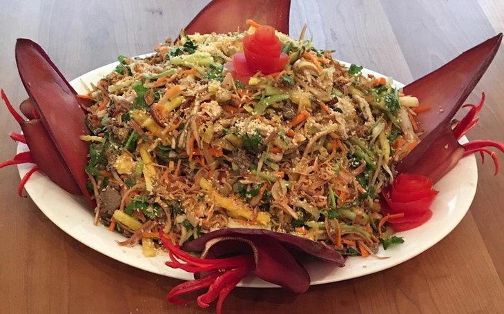Banana flower salad by Vietnamese Canadian cook Diep To - ảnh 1