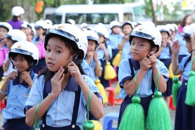 2 million helmets to be given to first Vietnamese graders - ảnh 1
