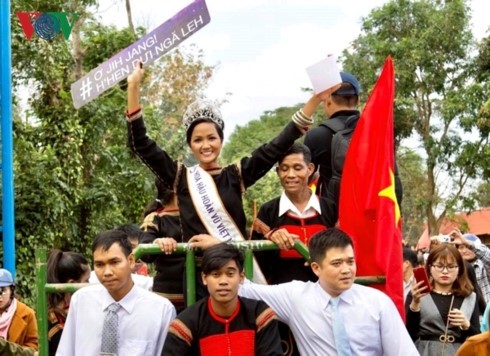 Miss Universe Vietnam brings spring to home village - ảnh 2