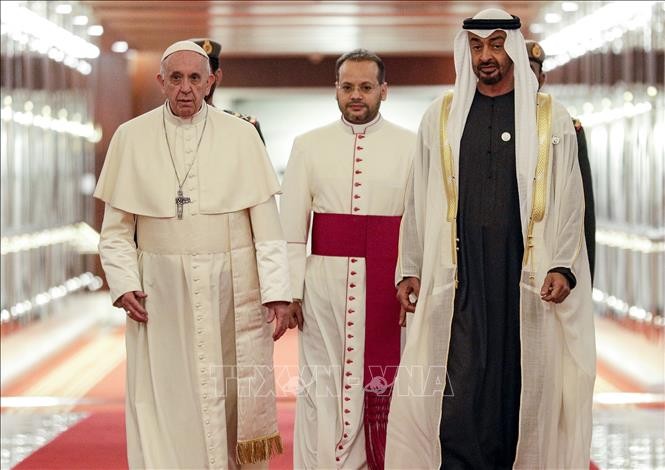 Pope arrives in UAE for historic Gulf visit - ảnh 1