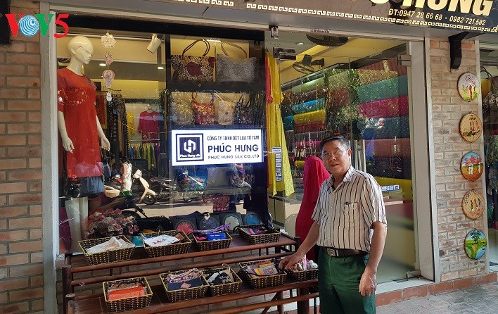 Hanoi artisan preserves the soul of Van Phuc silk village - ảnh 1