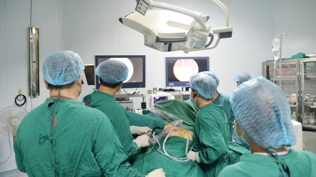 Thyroid surgery method sets new Vietnam record - ảnh 2