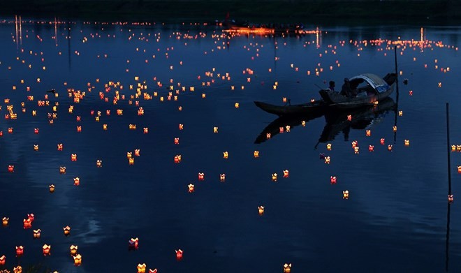 Quang Tri lantern lighting marks War Invalids and Martyrs’ Day - ảnh 1