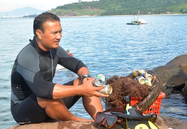 “Trash collecting director” inspires environment protection in Da Nang - ảnh 1