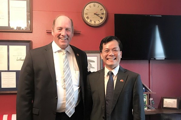 Vietnamese ambassador, US congressman discuss cooperation spheres - ảnh 1
