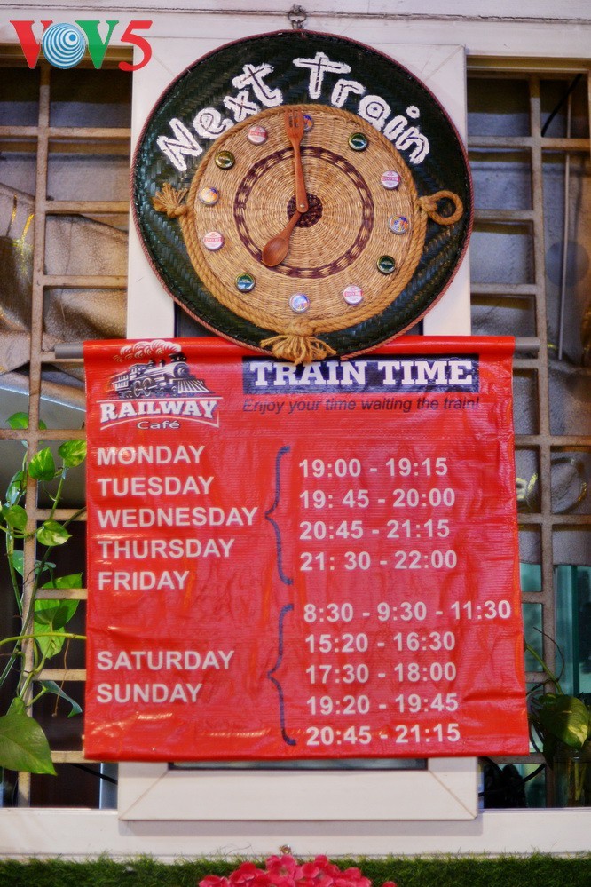 Unique railway café in Hanoi - ảnh 14