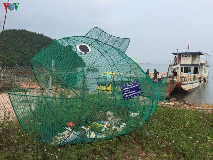 Fish-shaped bamboo dustbins help protect environment in Cai Chien island - ảnh 1