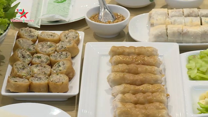 Vietnamese businessman brings grilled fermented pork rolls to Thailand - ảnh 2