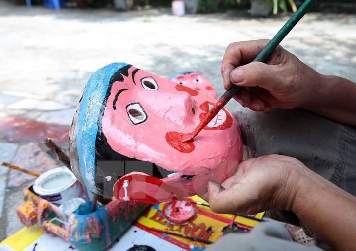 Traditional toy making village bustling as Mid-Autumn Festival nears - ảnh 1
