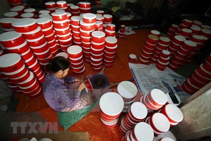 Traditional toy making village bustling as Mid-Autumn Festival nears - ảnh 4