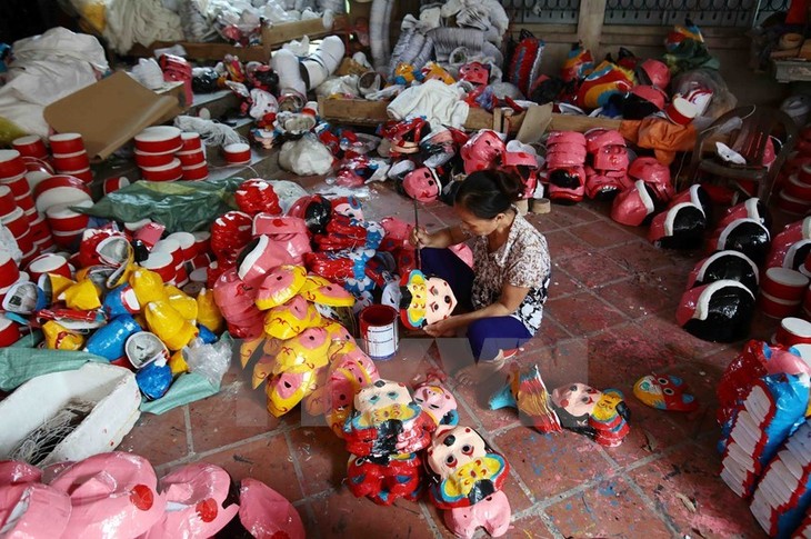 Traditional toy making village bustling as Mid-Autumn Festival nears - ảnh 6