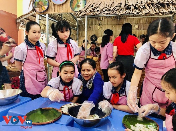 Learn how to make traditional cakes at schools in Can Tho - ảnh 2
