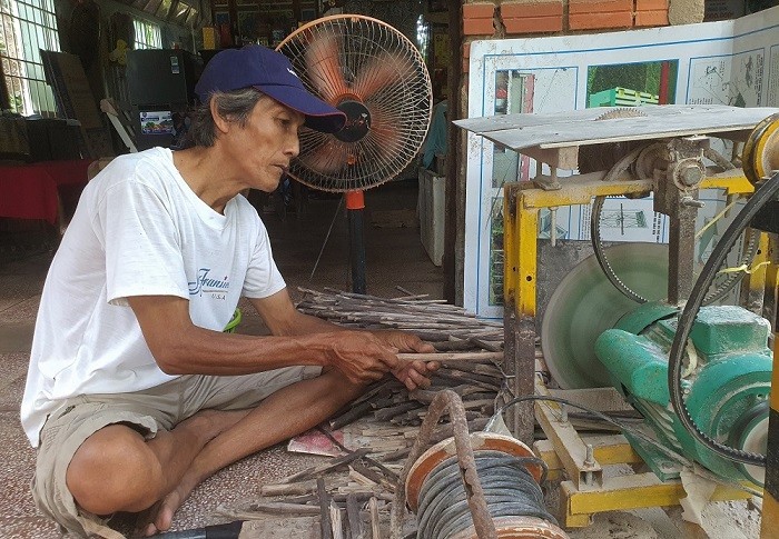 Ca Mau farmer makes items from avicennia trees - ảnh 2