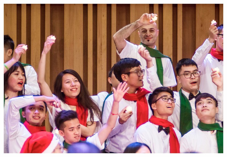 Christmas concert sends message of peace and hope - ảnh 14
