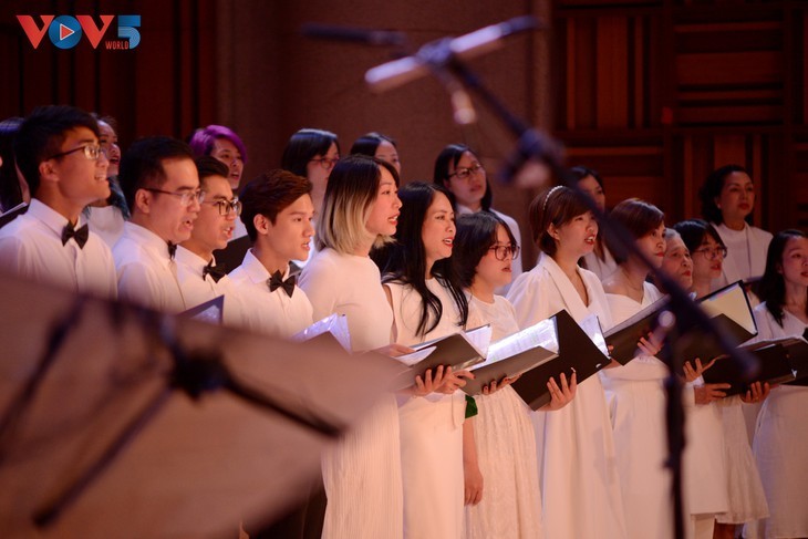 Christmas concert sends message of peace and hope - ảnh 10