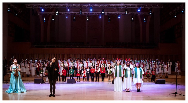 Christmas concert sends message of peace and hope - ảnh 4