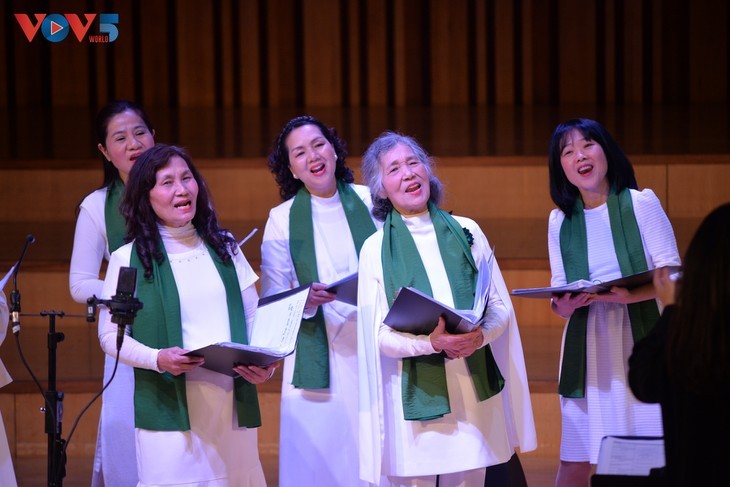Christmas concert sends message of peace and hope - ảnh 5