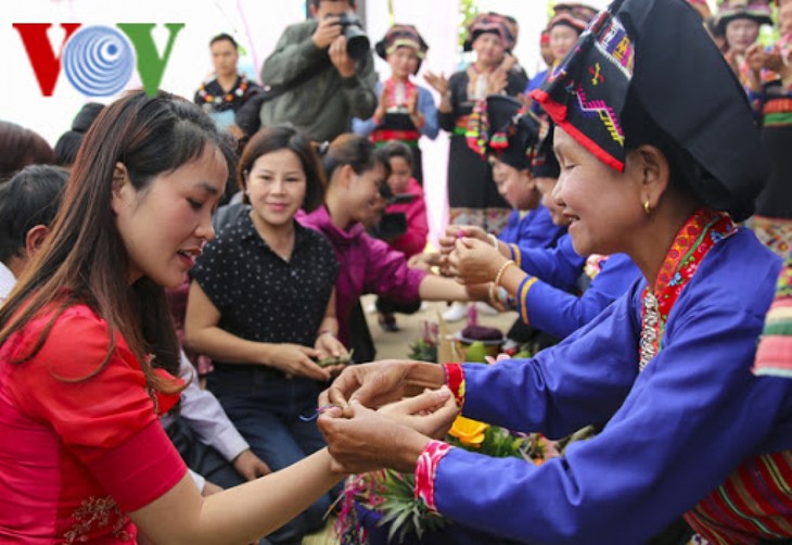 Thread bracelet tying custom of ethnic people in Vietnam’s northern mountains  - ảnh 1