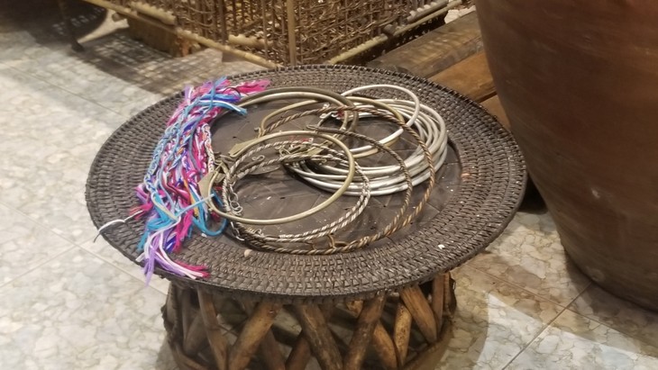 Thread bracelet tying custom of ethnic people in Vietnam’s northern mountains  - ảnh 3