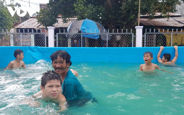 Local swimming coach honored by Forbes Vietnam - ảnh 2