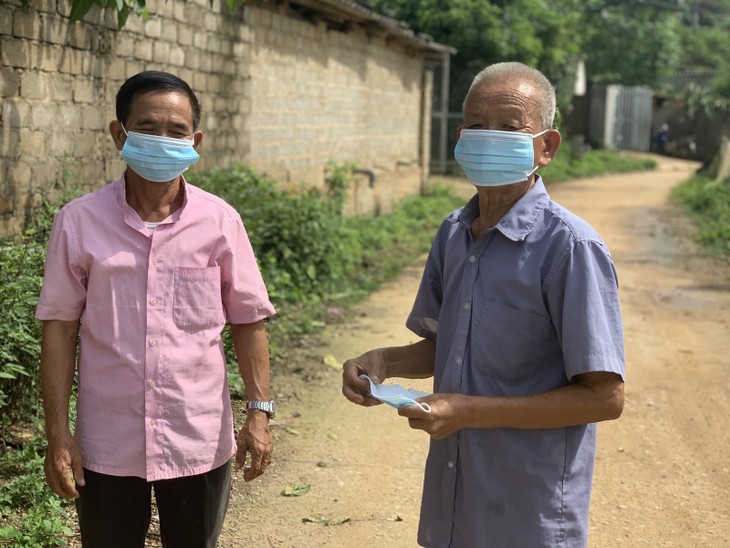 Elderly activist helps keep his village safe from COVID-19  - ảnh 1