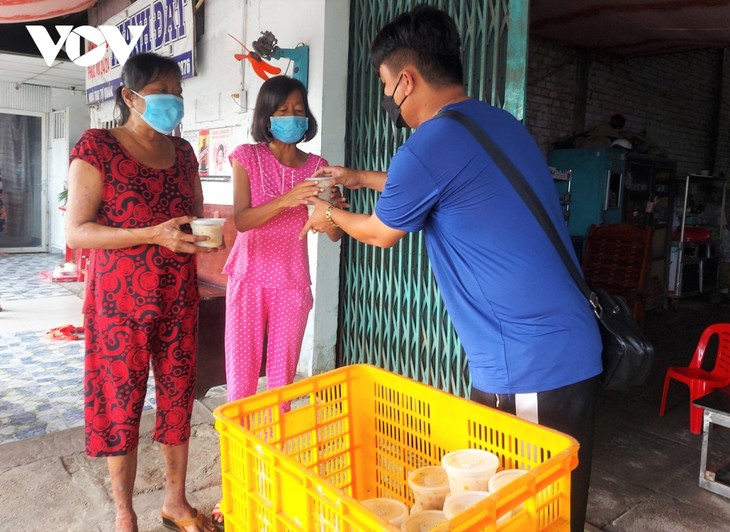 Can Tho woman provides free meals to poor people - ảnh 2