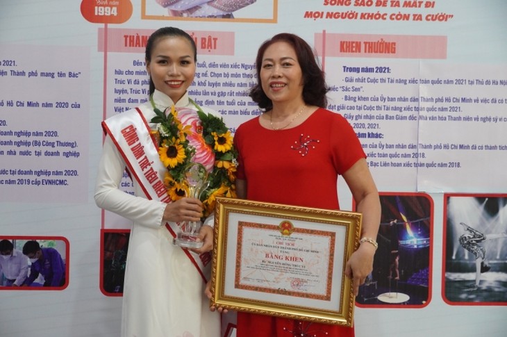 Young circus performer honored for hard work  - ảnh 2