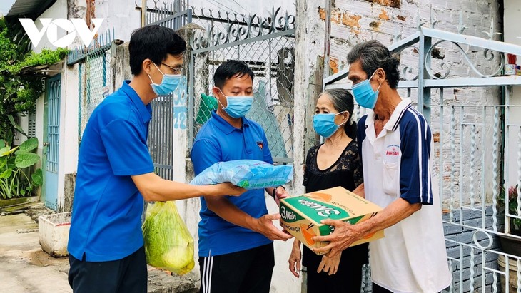 Business director supports farmers during pandemic - ảnh 2