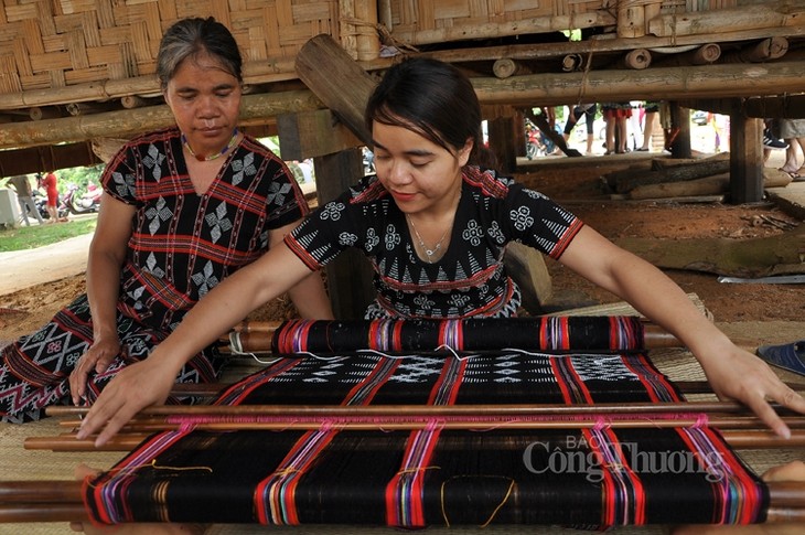 Unique Zeng weaving of Ta Oi ethnic minority  - ảnh 2