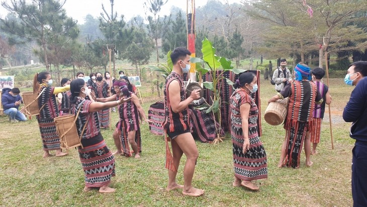Festival of Ta Oi ethnic people prays for bumper crop and good health - ảnh 5