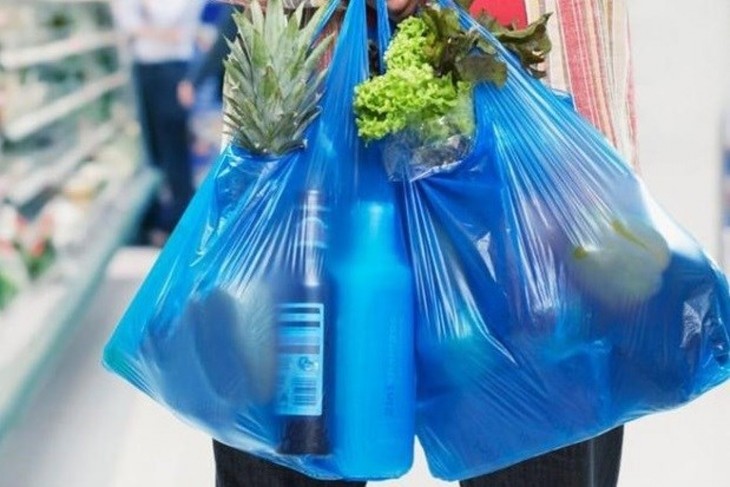 Retailers to be fined if providing single-use plastic bags to consumers from 2026 - ảnh 1