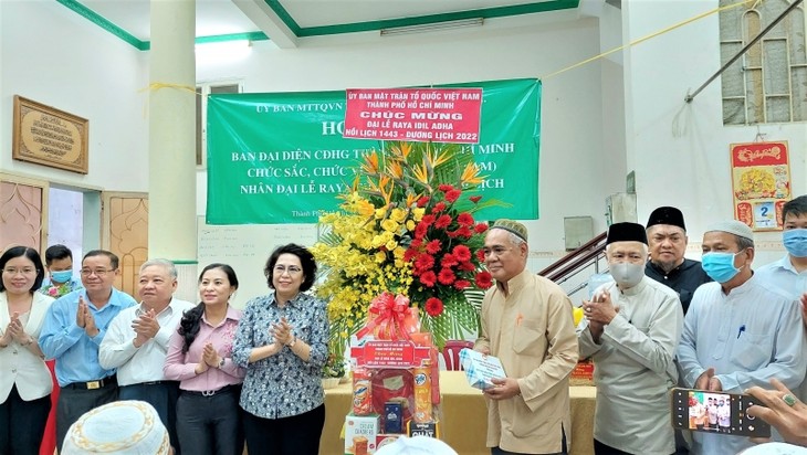Holiday greetings from HCM City to local Muslims - ảnh 1
