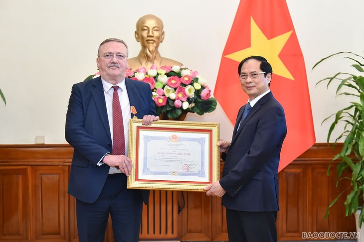 Friendship Order presented to Hungarian Ambassador to Vietnam  - ảnh 1