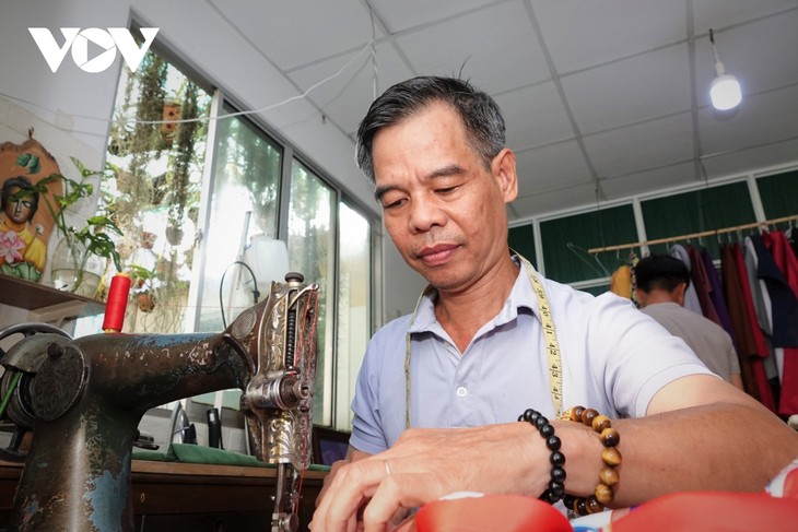 Mekong Delta tailor preserves the soul of Vietnamese ao dai - ảnh 1