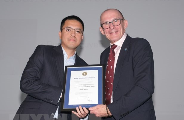First Vietnamese wins award of UK Royal Aeronautical Society - ảnh 1
