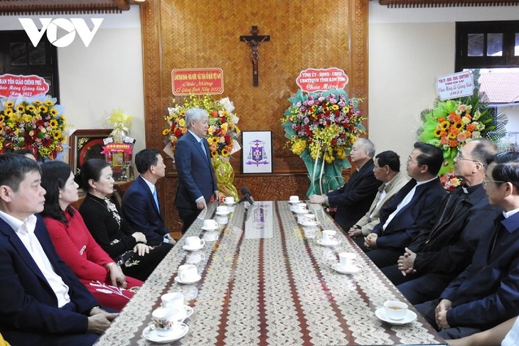 Party, State leaders congratulate Catholics on Christmas 2022, New Year 2023  - ảnh 1