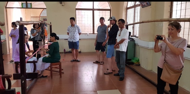 Ethnic minority artisan promotes Ninh Thuan brocade weaving - ảnh 2