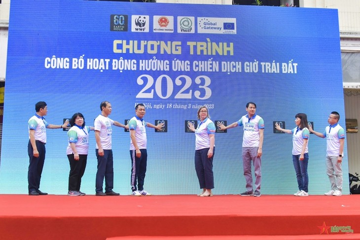 Earth Hour 2023 Campaign encourages energy saving habits among young people - ảnh 1