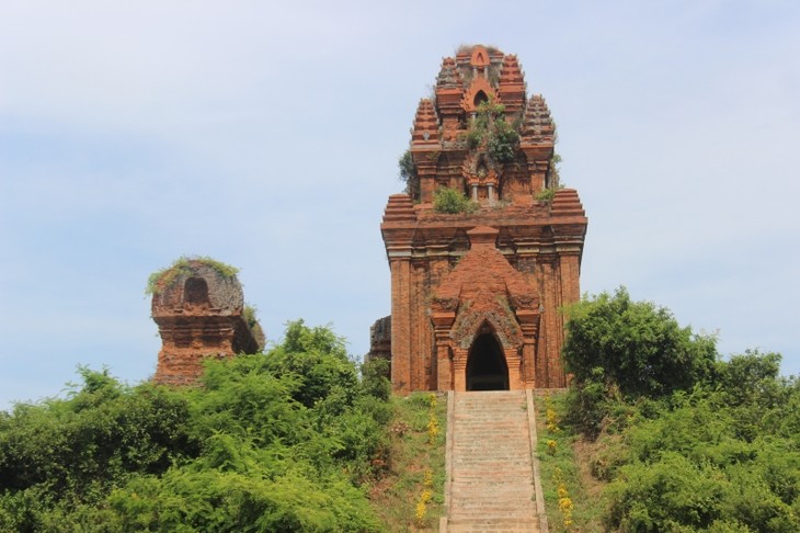 Binh Dinh province promotes Cham towers as tourist attraction  - ảnh 1