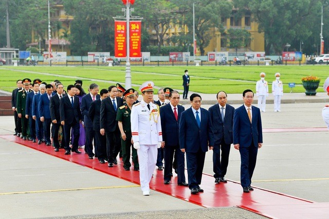 Leaders pay tribute to President Ho Chi Minh ahead of National Reunification Day - ảnh 1
