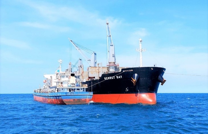 Foreign ship stranded off the coast of Binh Thuan rescued - ảnh 1