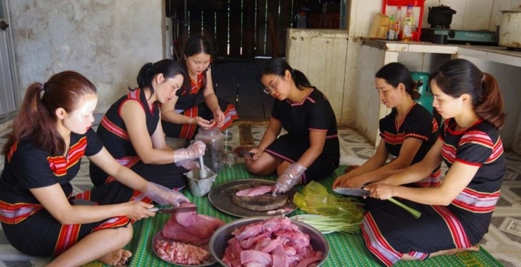 Party member takes vanguard role in women’s movements in Kon Tum  - ảnh 2