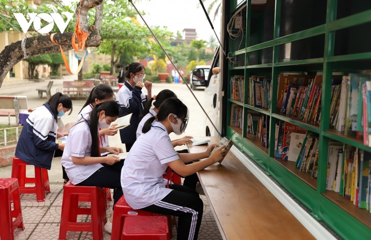 Reading culture promoted in digital age  - ảnh 1
