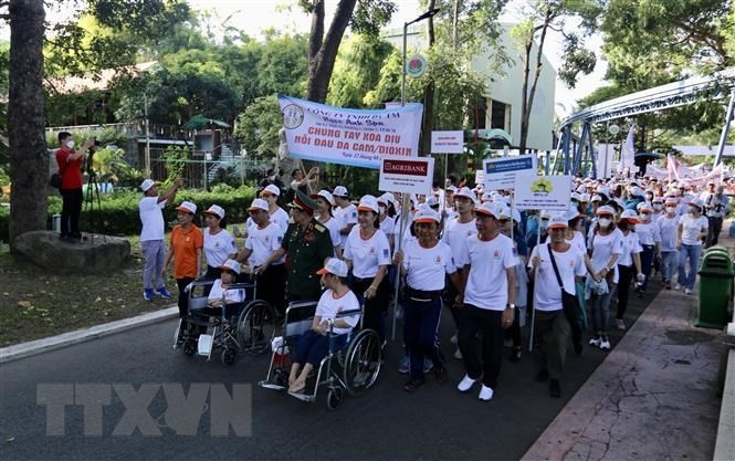 5,000 join charity walk for AO/dioxin victims in HCM City - ảnh 1